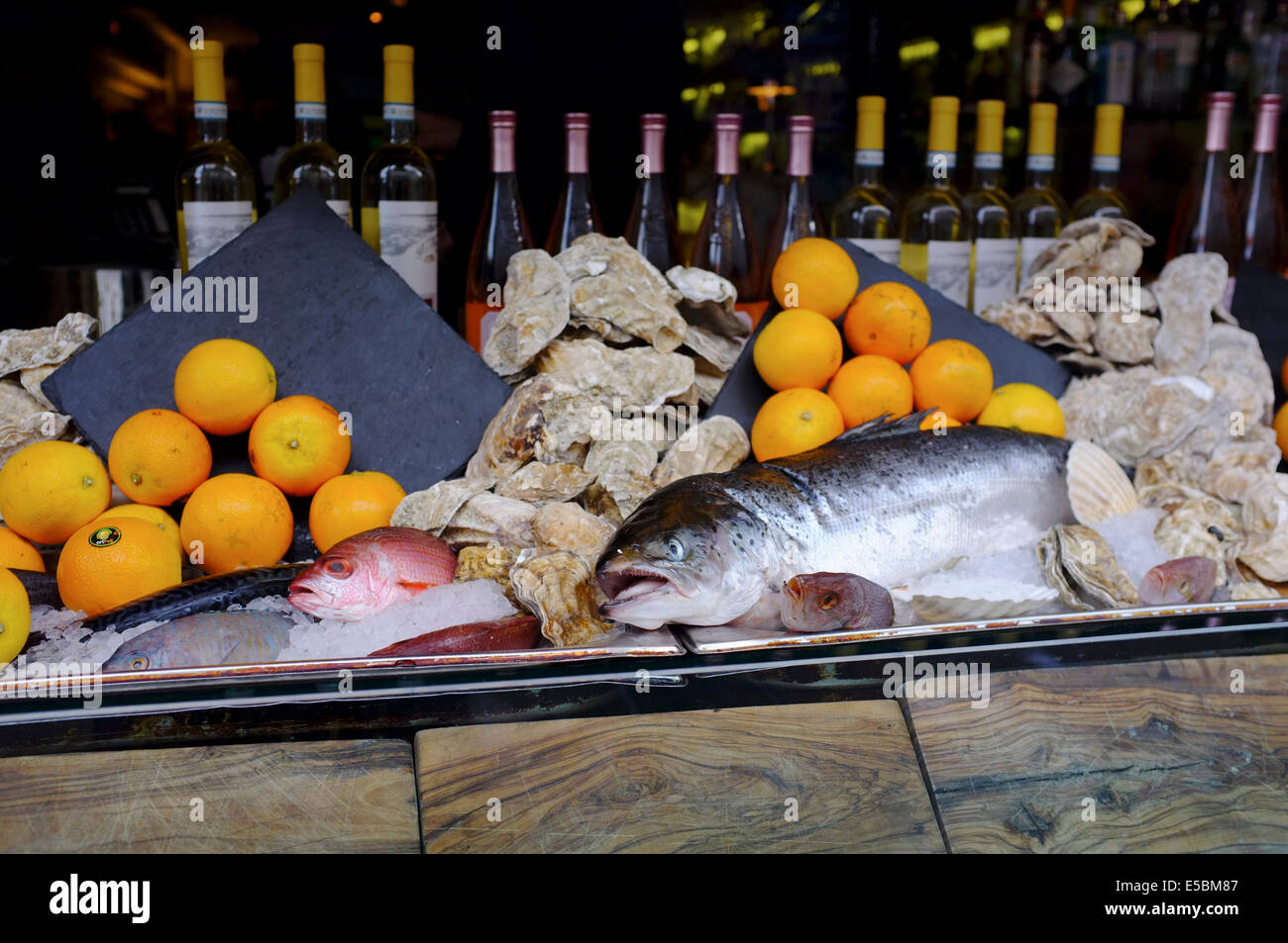 Meer-Essen-Anzeige im Fenster von Carlo CICCHETTI italienische Restaurant in London Stockfoto