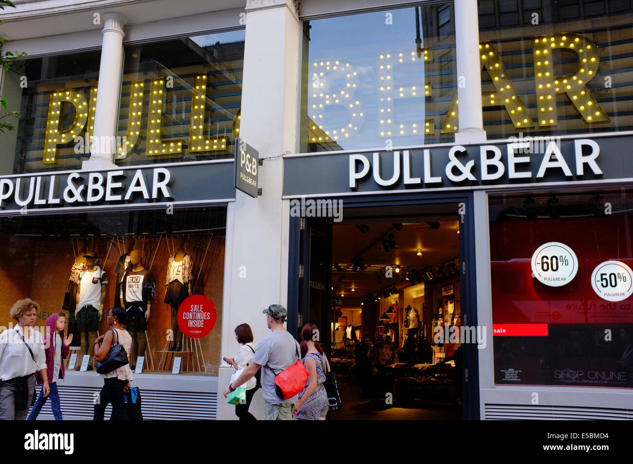 Ziehen Sie & Bear Store auf der Oxford Street, London Stockfotografie ...