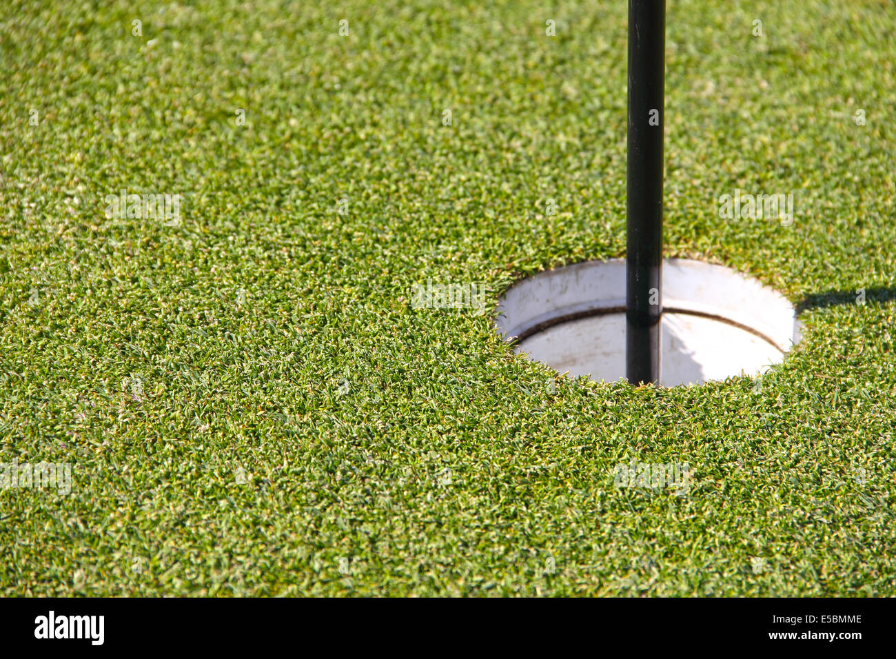 Golfloch und Flagge mit dem grünen Rasen Stockfoto