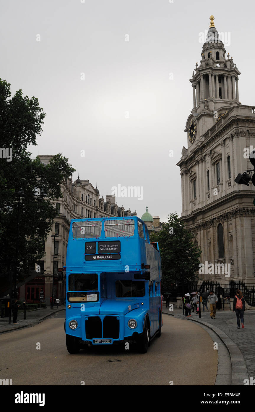 Open-Top-Tour-Bus an einem verregneten Tag in London Stockfoto