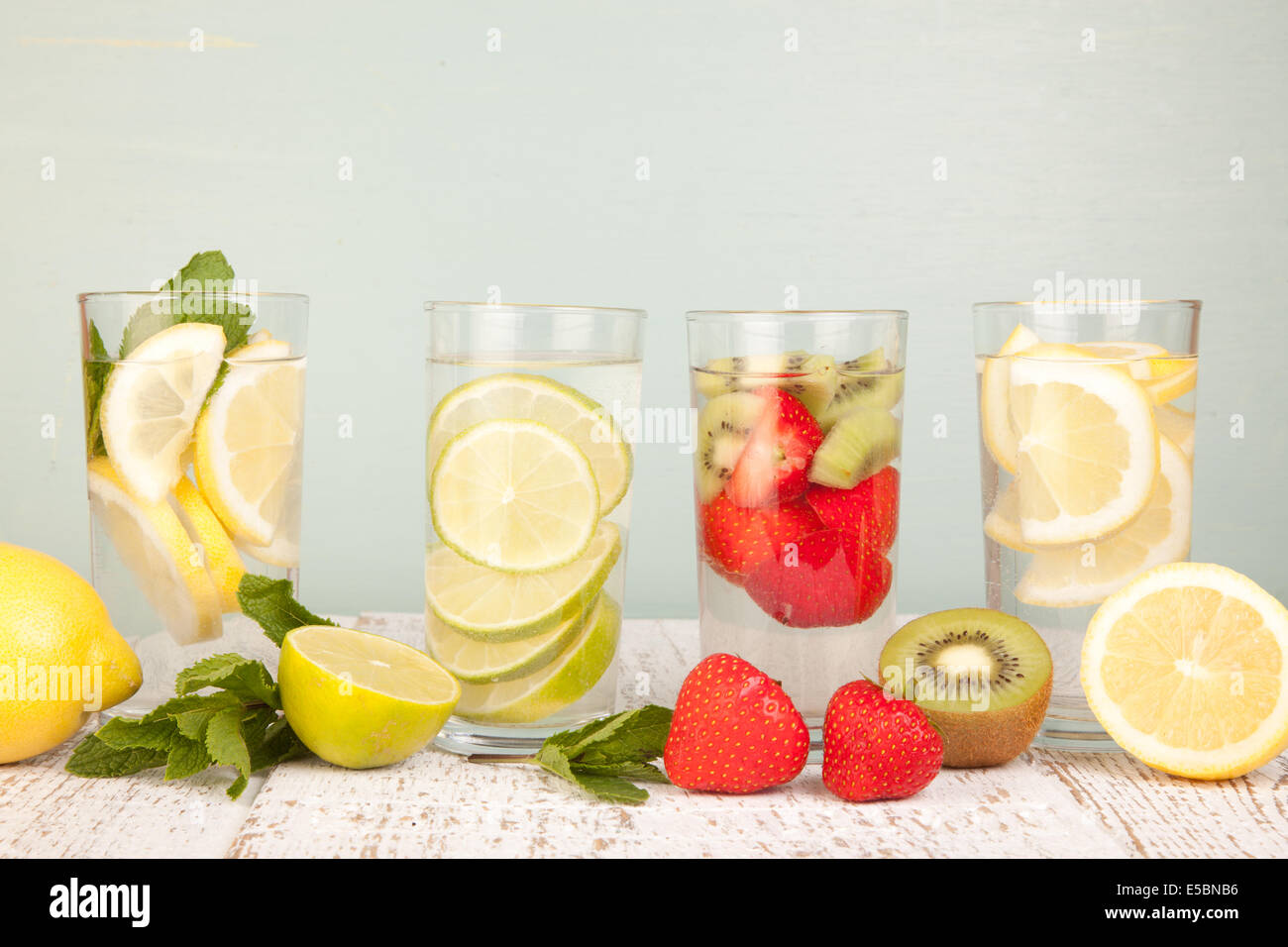 frische Zitrone, Limette, Erdbeere, Kiwi Wasser trinkt Stockfoto