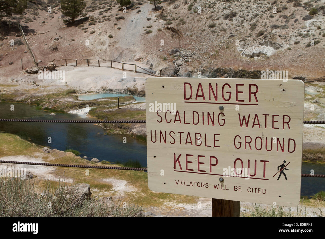 Gefahr Schild Warnung Badegäste von Brühwasser in Mammoth hot Creek geothermische springs, Long Valley Caldera, Kalifornien Stockfoto