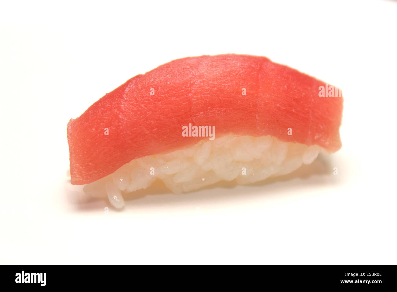 Ein Thunfisch-Sushi-Sashimi isoliert hautnah. Stockfoto