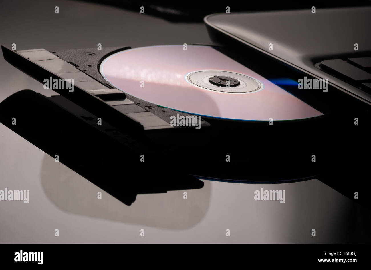 CD-Laufwerk mit auf schwarzem Hintergrund schwarz Stockfoto