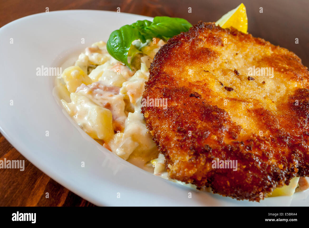 Wiener Schnitzel Mit Kartoffel Gemuse Salat Auf Holztisch Stockfotografie Alamy