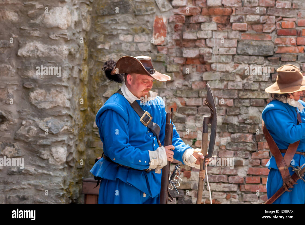 Historischen Schwertkämpfer mit Pistole und Lanze zeigen Stockfoto