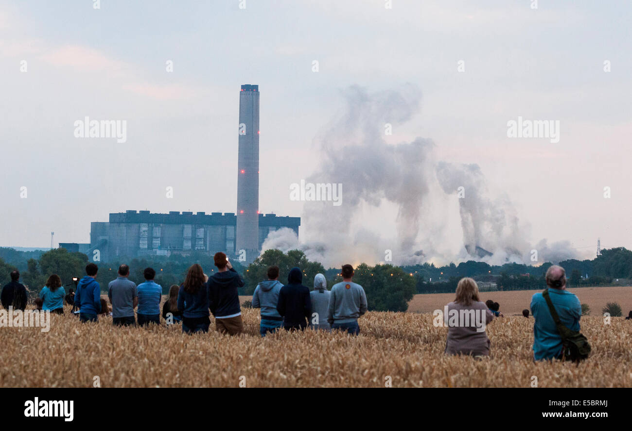 Didcot, Oxfordshire, Vereinigtes Königreich. 27. Juli 2014. Heute Morgen wurden die legendären Kühltürme von Didcot A Kraftwerk abgerissen. Stockfoto