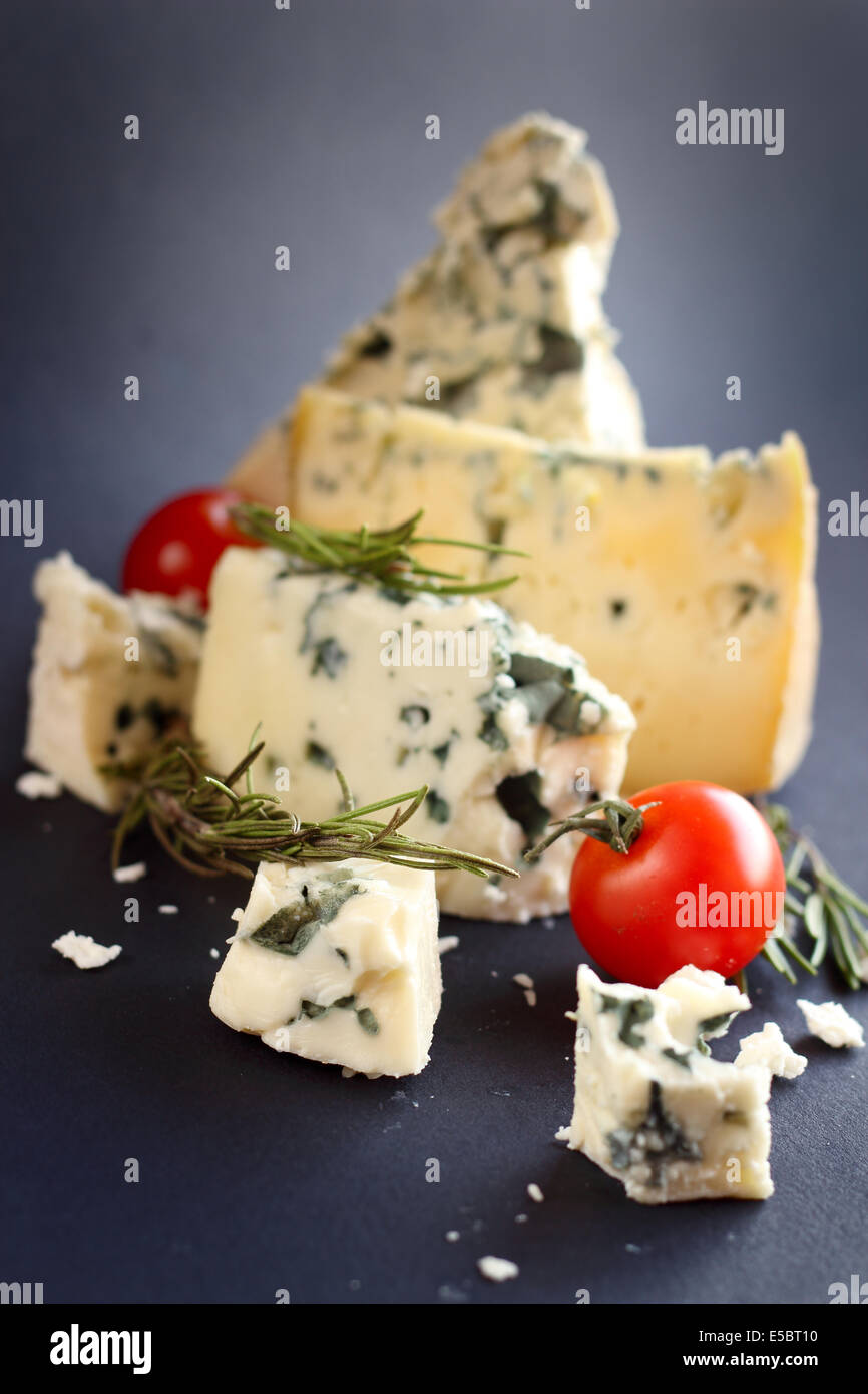 Roquefort-Käse-Komposition auf dunklem Hintergrund Stockfoto