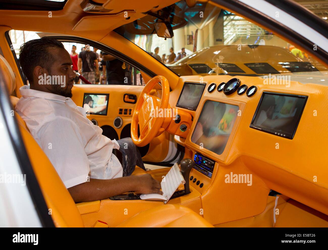 Toronto, Kanada. 26. Juli 2014. Ein Techniker testet einen getunten Auto Betrieb Steuerung während der 2014 Importfest im Metro Toronto Convention Centre in Toronto, Kanada, 26. Juli 2014. Als die bekanntesten Veranstaltungen in kanadischen "tuning und Lifestyle" Industrie zur Verfügung gestellt dieser eintägigen Veranstaltung der heißesten getunten Fahrten von in Kanada und den Vereinigten Staaten am Samstag. © Zou Zheng/Xinhua/Alamy Live-Nachrichten Stockfoto