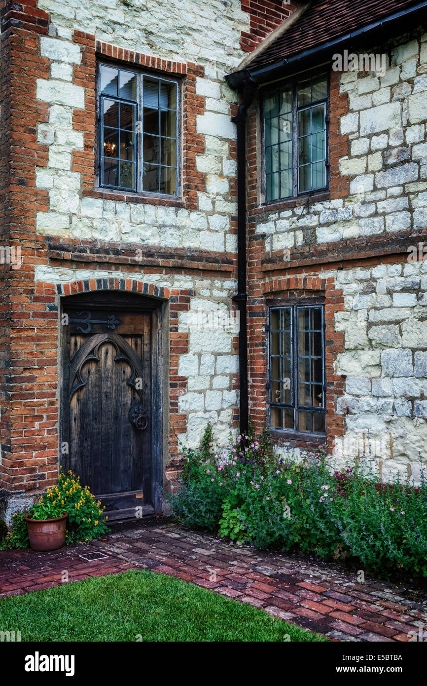 Eingang von einem alten englischen cottage Stockfoto