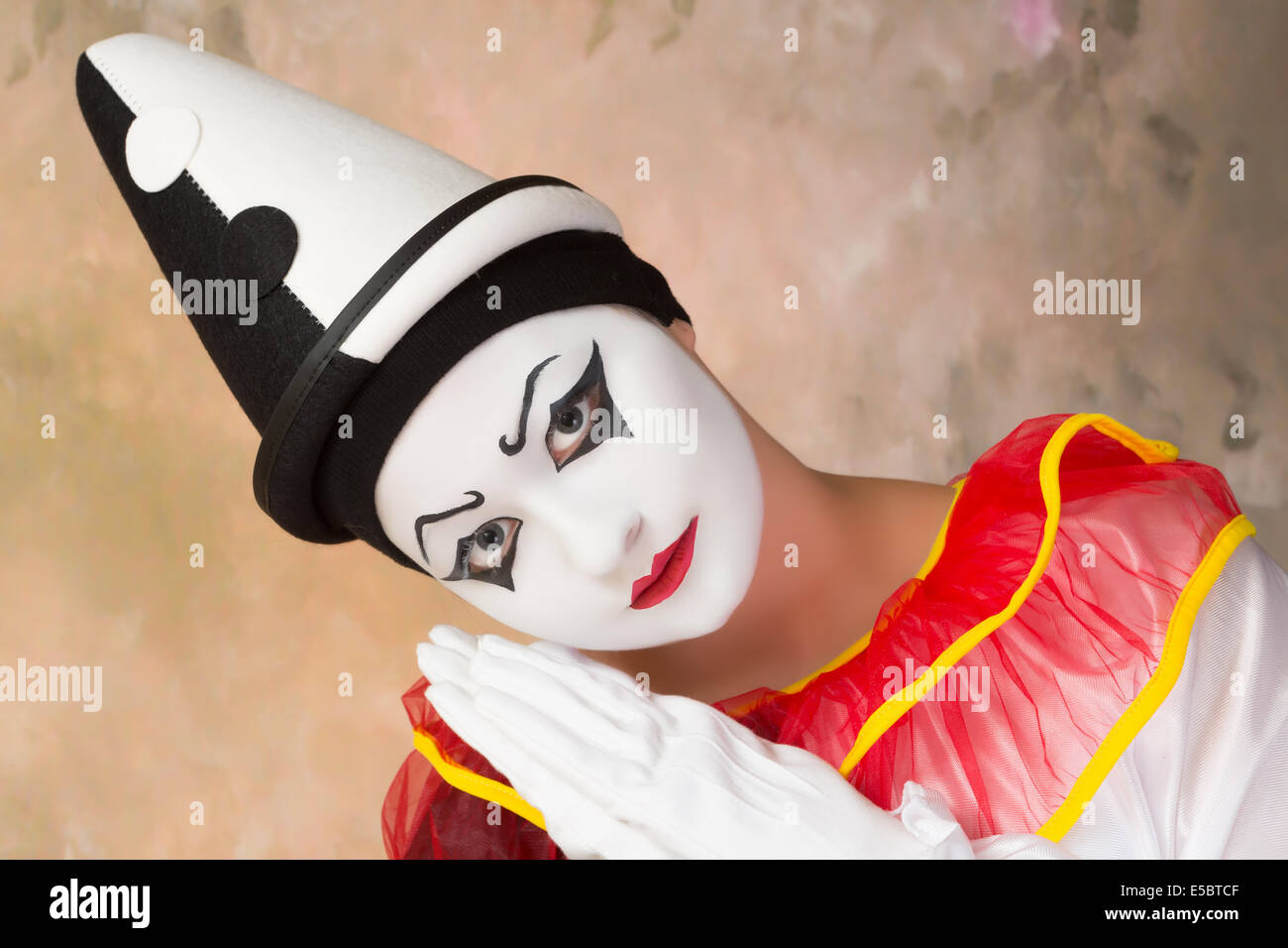 Weiblichen Clown Pierrot und echte bemaltem Gesicht Stockfoto