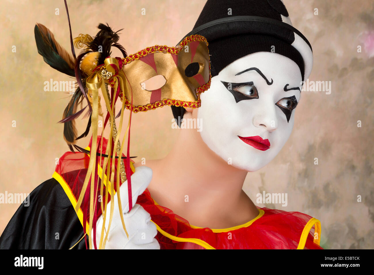 Junge weibliche Pierrot mit einer Ledermaske Venedig Stockfoto