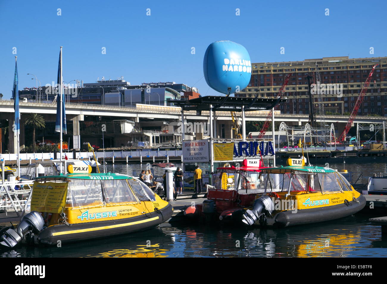 Den Darling Harbour in Sydney/Australien enthält viele Restaurants, Sehenswürdigkeiten und Unterhaltung, new South Wales, Australien Stockfoto