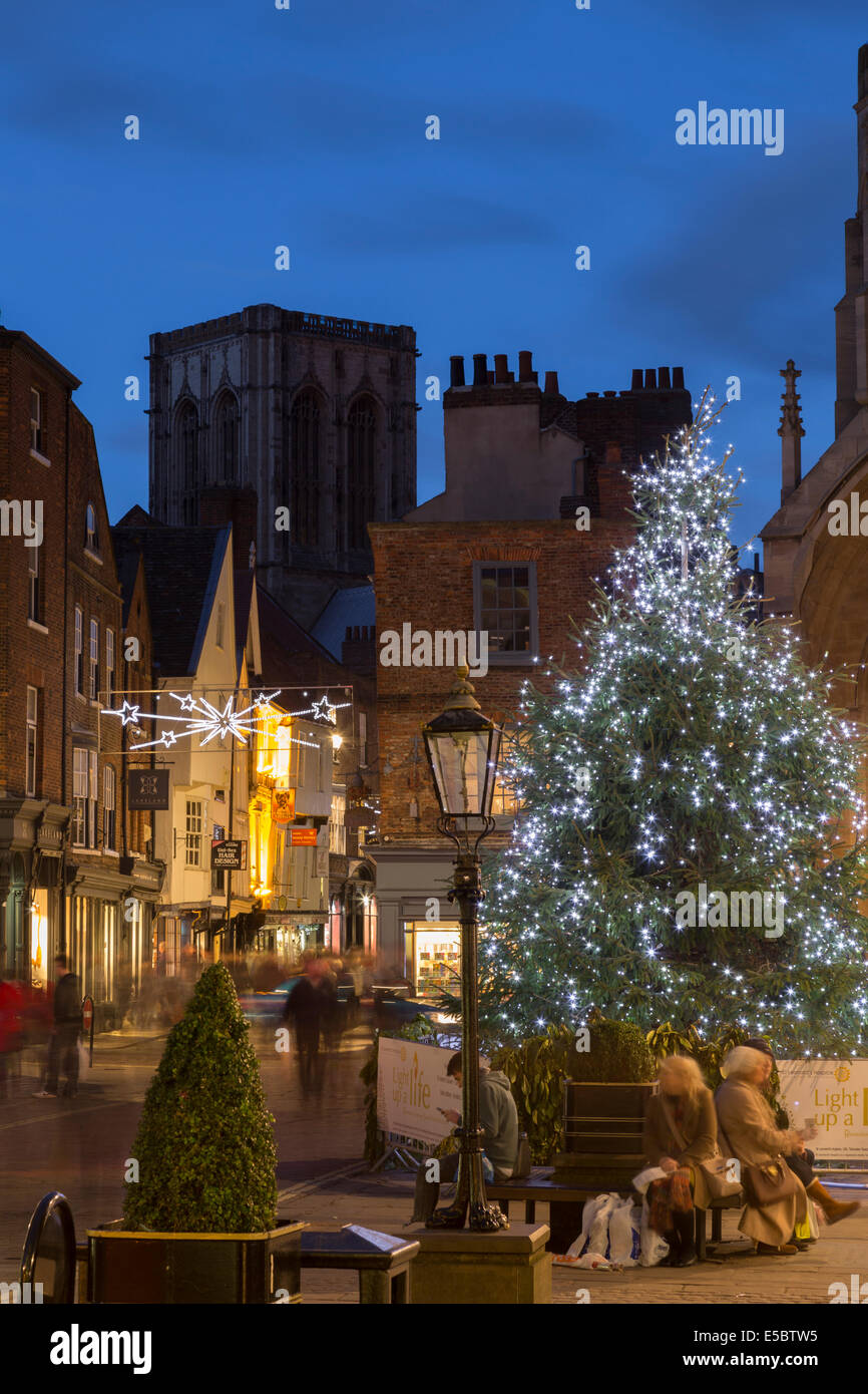 York Minster und Stonegate aus St Helen's Square zu Weihnachten Stockfoto