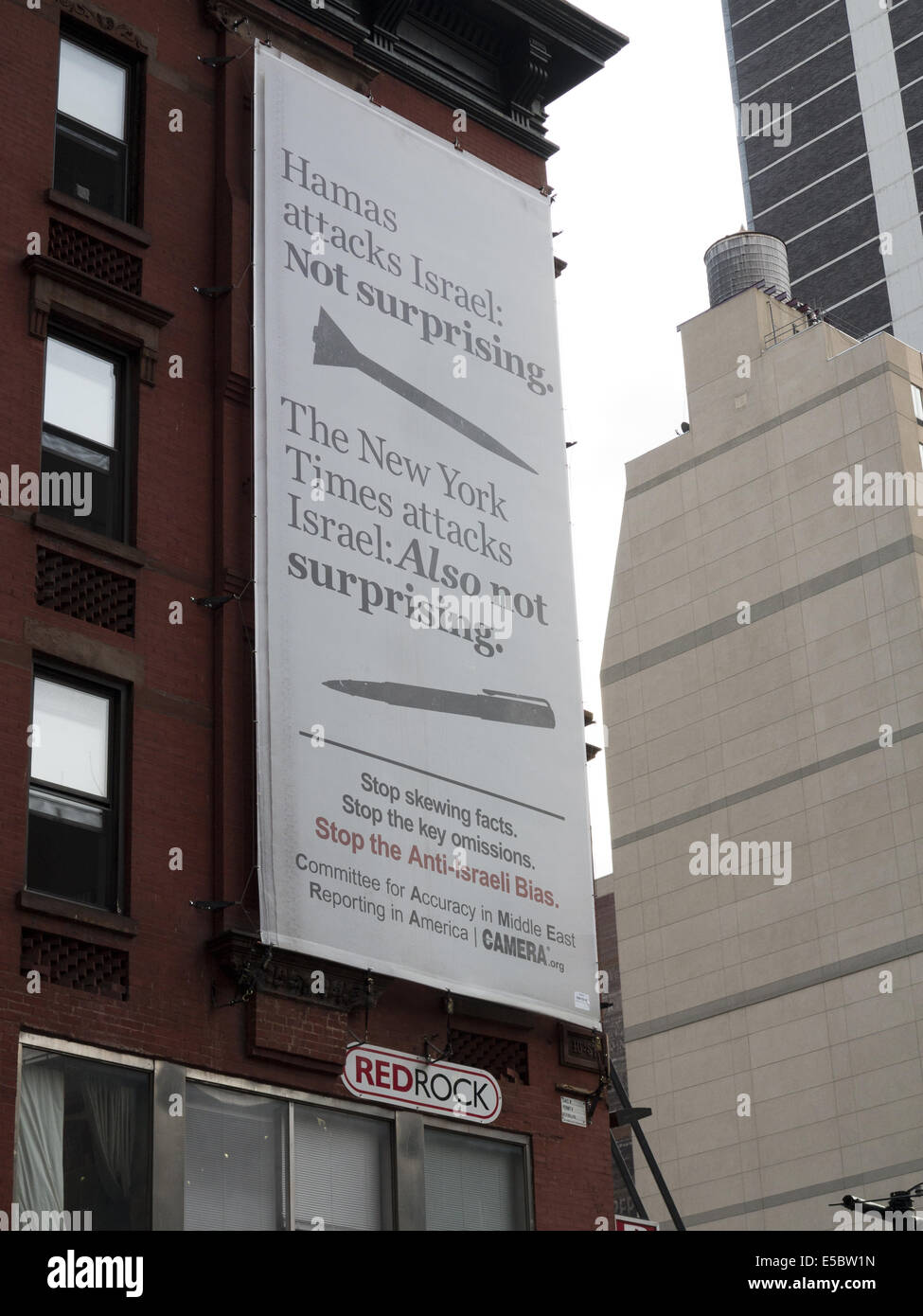 USA: NEW YORK, NY. Gebäude gegenüber der New York Times Zeitung Proteste seine angebliche Anti-israelische Vorspannung 2014 anmelden. Stockfoto