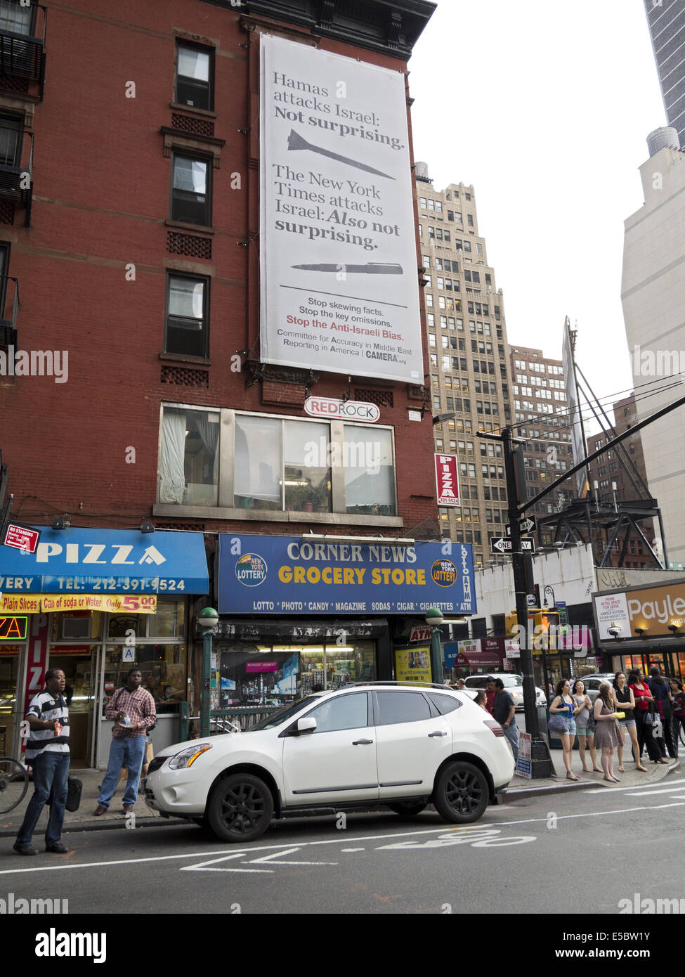 USA: NEW YORK, NY. Gebäude gegenüber der New York Times Zeitung Proteste seine angebliche Anti-israelische Vorspannung 2014 anmelden. Stockfoto