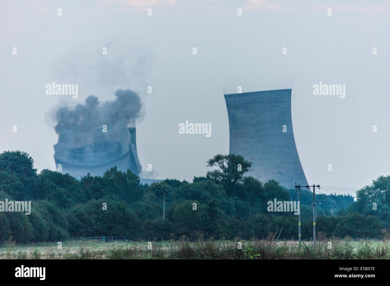 Didcot, Oxfordshire, Vereinigtes Königreich. 27. Juli 2014 Türme Sequenz 8 von 20 Bildern Abriss der Kühlung in Didcot Power Station. JMH6231 Stockfoto