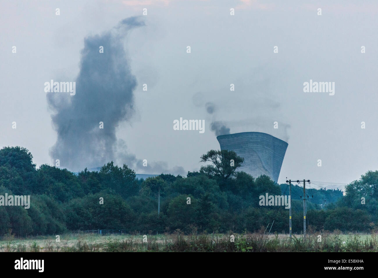 Didcot, Oxfordshire, Vereinigtes Königreich. 27. Juli 2014 Türme Sequenz 14 der 20 Bilder Abriss der Kühlung in Didcot Power Station. JMH6237 Stockfoto
