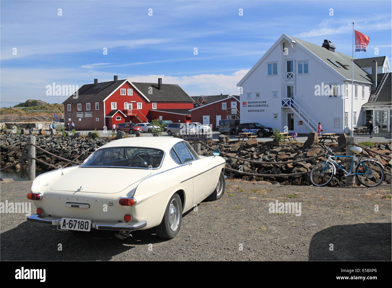 Volvo 1800 S Coupé in der Nähe von Bryggehotell, Henningsvær, Vågan, Austvågøya, Lofoten, Nordland, Norwegen, Europa Stockfoto