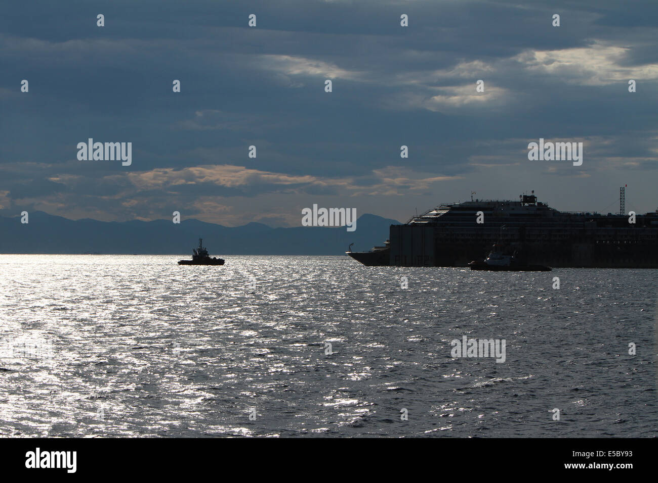 Genua, Italien. 27. Juli 2014. Costa Concordia Wrack wird in Richtung Hafen von Genua Prà-Voltri geschleppt, wo es verschrottet wird. Concordia letzten Ausflug startete Mittwoch Juli 23. in Isola del Giglio wo das Schiff im Januar 2012 sank. Stockfoto