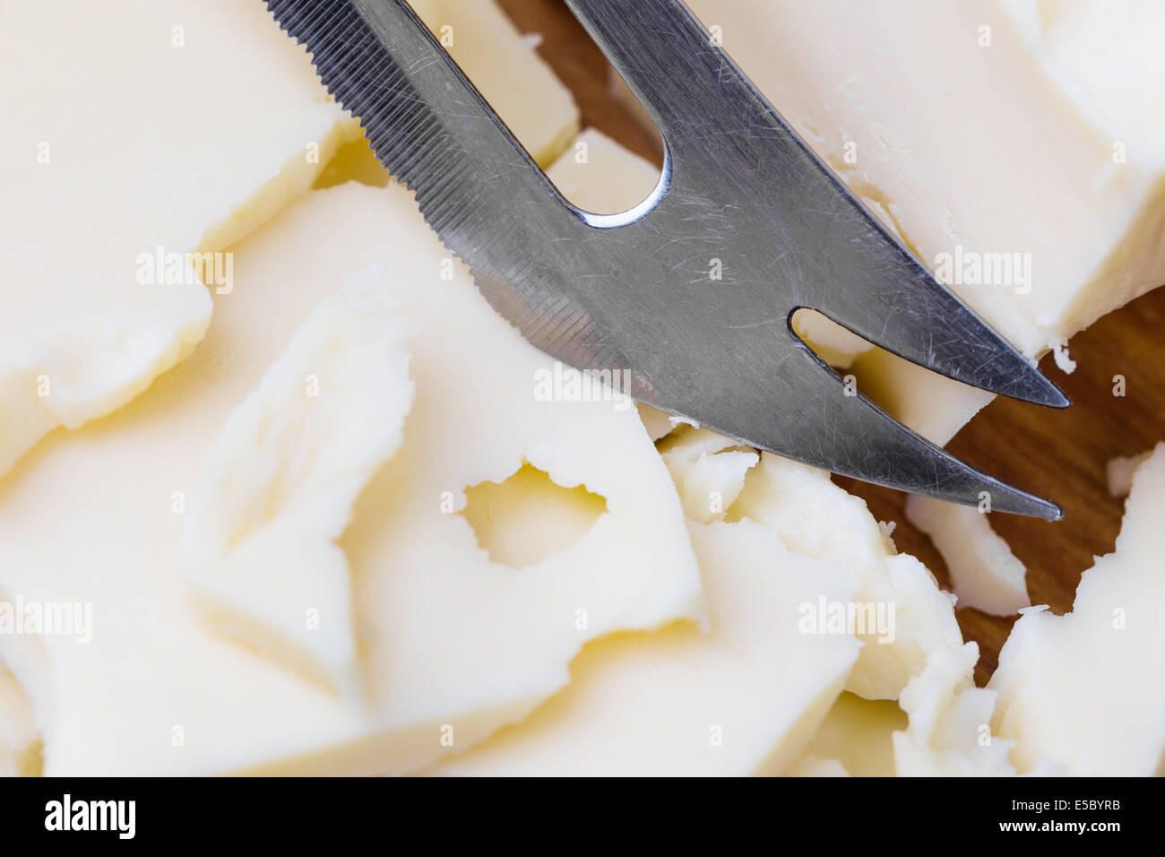 weißer Käse Maasdam mit Messer auf Holz geschnitten Stockfoto