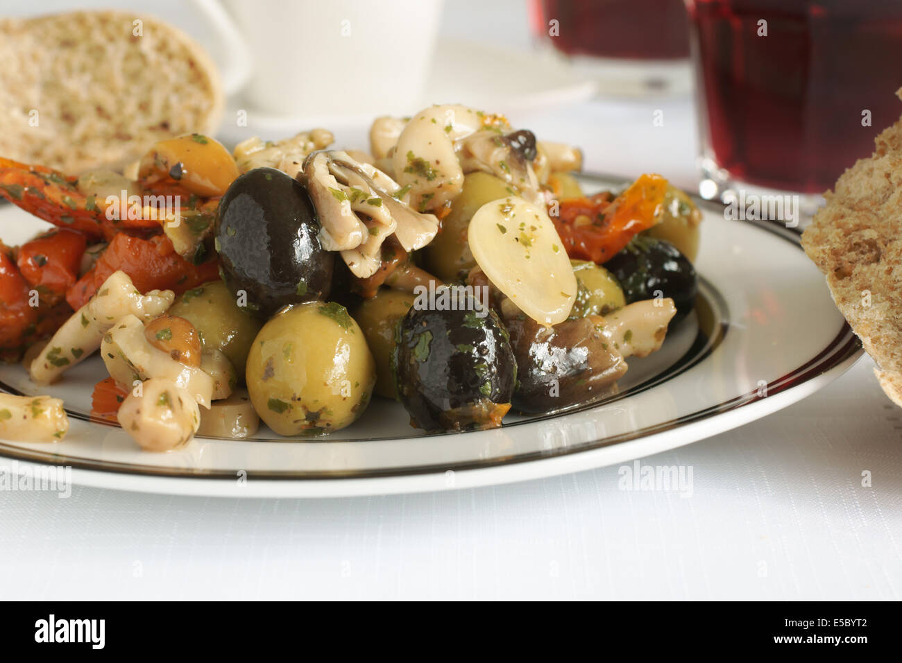 Antipasti Oliven mit Knoblauch getrocknete Tomaten und Shitake Pilze Stockfoto