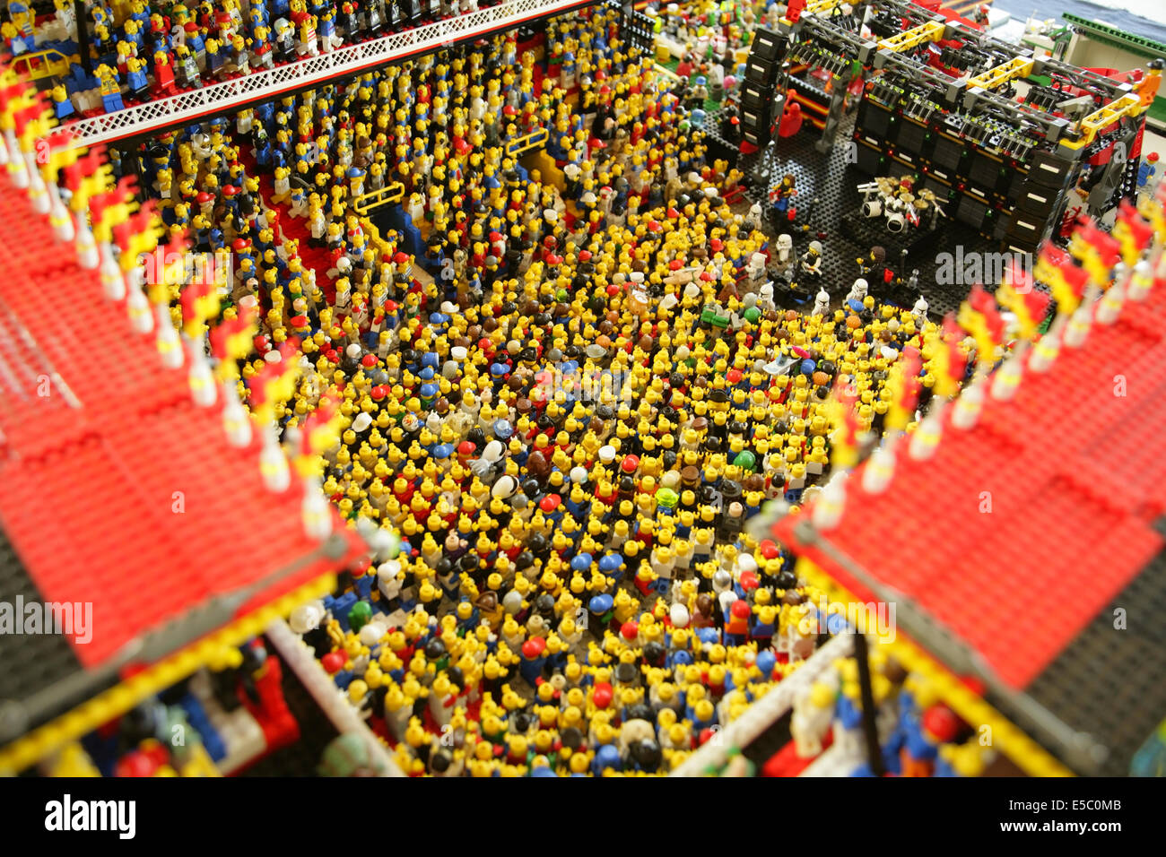 York, UK, 27. Juli 2014. Eine Lego-Version von Rockband Metallica spielen einen Stadion-Gig bei der jährlichen York Lego Show an der University of York. Die Ausstellung umfasst Modelle von Mitgliedern des "Nördlichen Ziegelei", die Erwachsenen Fans von Lego (AFOL) gebaut. Bildnachweis: David Soulsby/Alamy Live-Nachrichten Stockfoto