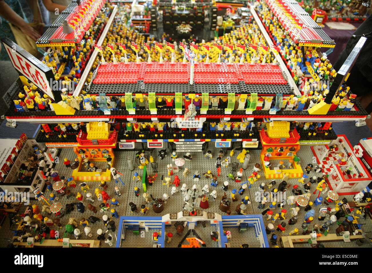 York, UK, 27. Juli 2014. Eine Lego-Version von Rockband Metallica spielen einen Stadion-Gig bei der jährlichen York Lego Show an der University of York. Die Ausstellung umfasst Modelle von Mitgliedern des "Nördlichen Ziegelei", die Erwachsenen Fans von Lego (AFOL) gebaut. Bildnachweis: David Soulsby/Alamy Live-Nachrichten Stockfoto