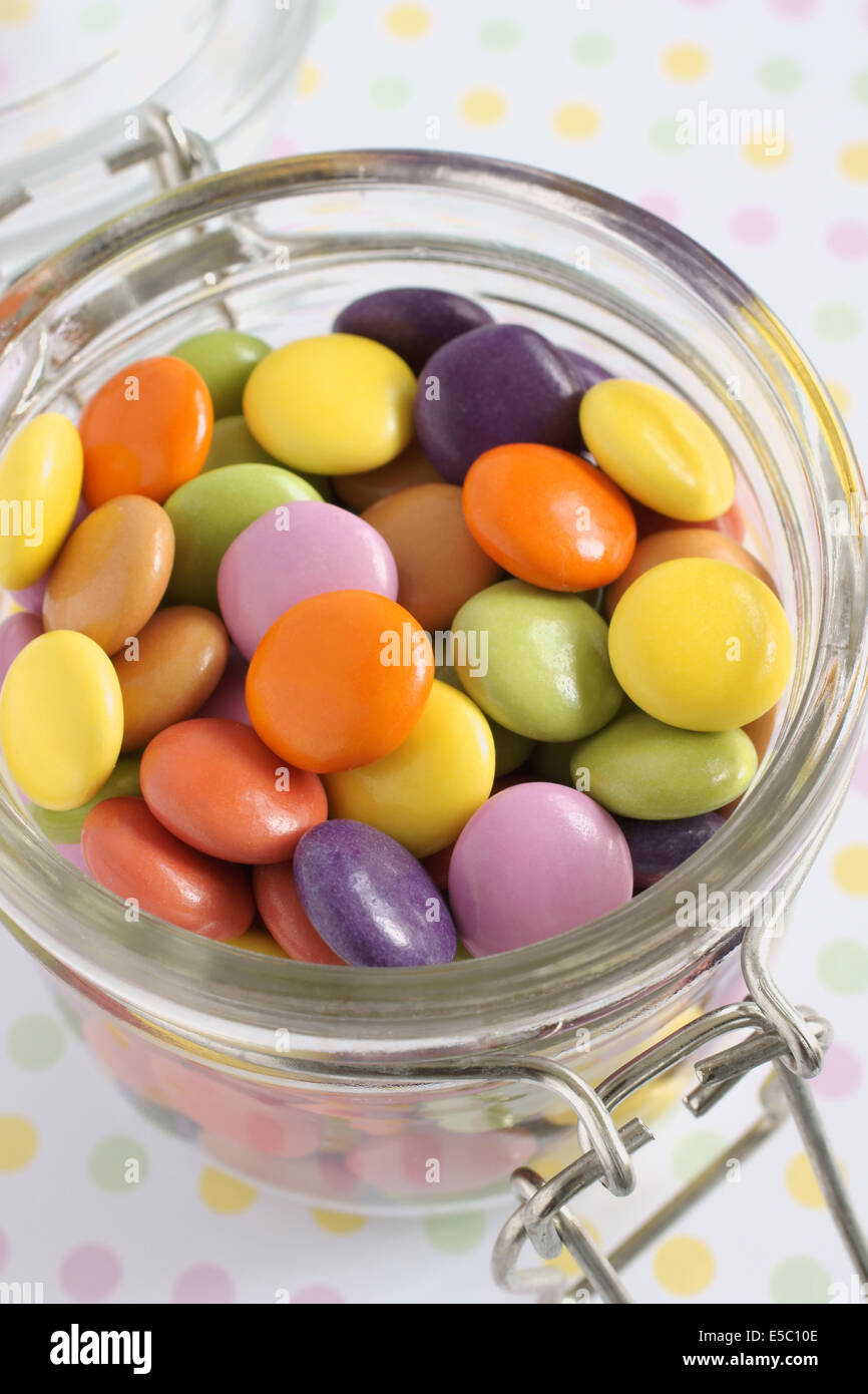 Zucker überzogen Schokolade Bohnen oder Süßigkeiten in einem altmodischen Glas Glas Stockfoto