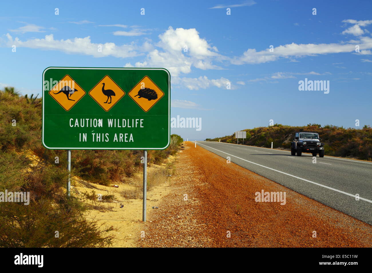 Tierwelt-Warnzeichen entlang einer Autobahn in West-Australien - Känguru, emu, Echidna. Stockfoto