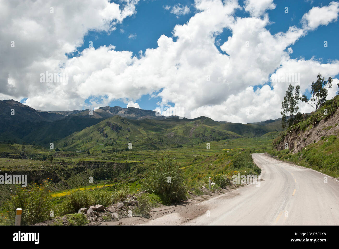 Eine peruanische Straße in der Nähe von Arequipa Peru in der Nähe von Chivay an einem sonnigen Tag. Stockfoto