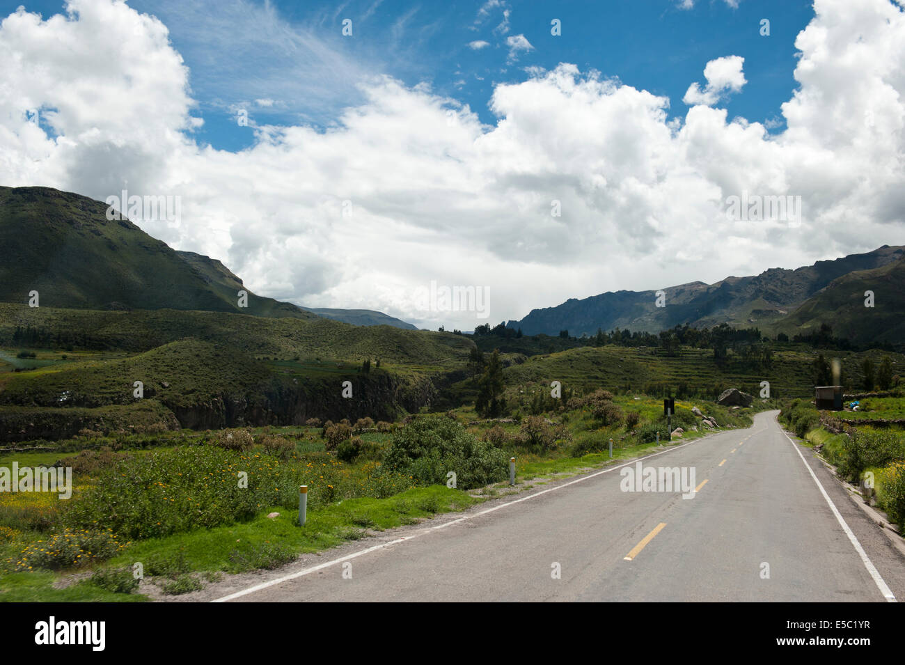 Eine peruanische Straße in der Nähe von Arequipa Peru in der Nähe von Chivay an einem sonnigen Tag. Stockfoto