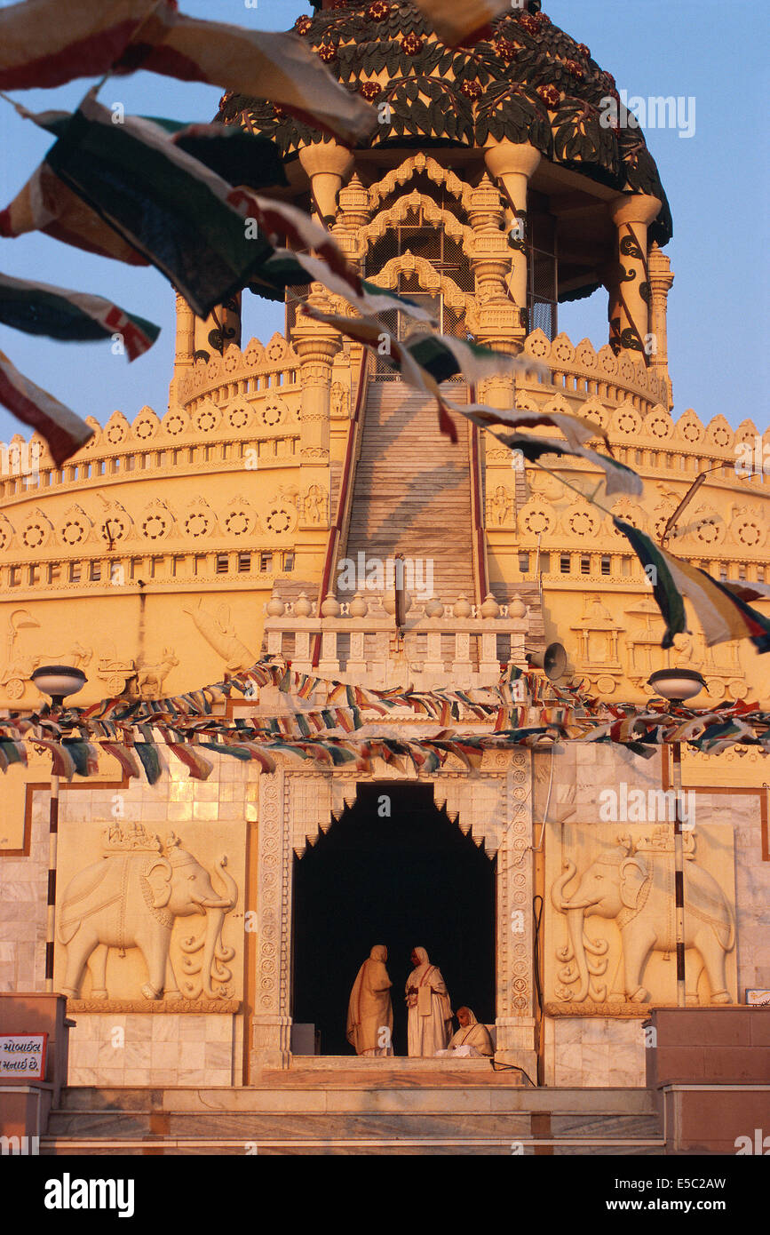 Jaïn Nonnen am Eingang eines Jaïn Tempels (Indien) Stockfoto