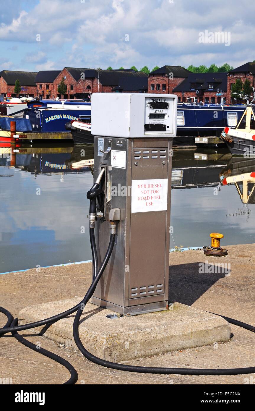 Rote narrowboats Fotos und Bildmaterial in hoher Auflösung Alamy