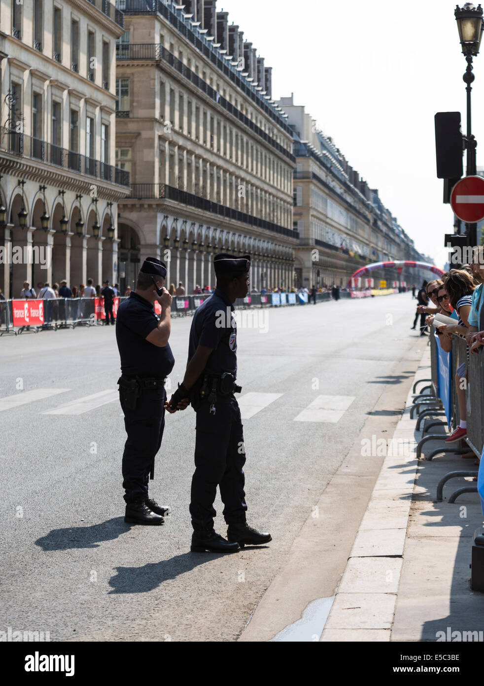 Paris, Frankreich. 27. Juli 2014. Auf Sonntag, 27. Juli 2014 wurden die Champs Elisées und Rue de Rivoli wegen der Ankunft der Tour de France für den Verkehr gesperrt. Fans warteten seit dem frühen Morgen der beste Ort, um die Athleten Ankunft zu sehen haben. Zuschauer erlebten manchmal ein paar Schwierigkeiten bei der Erreichung ihrer Sitze wegen den Barrikaden. Bildnachweis: Cecilia Colussi/Alamy Live-Nachrichten Stockfoto