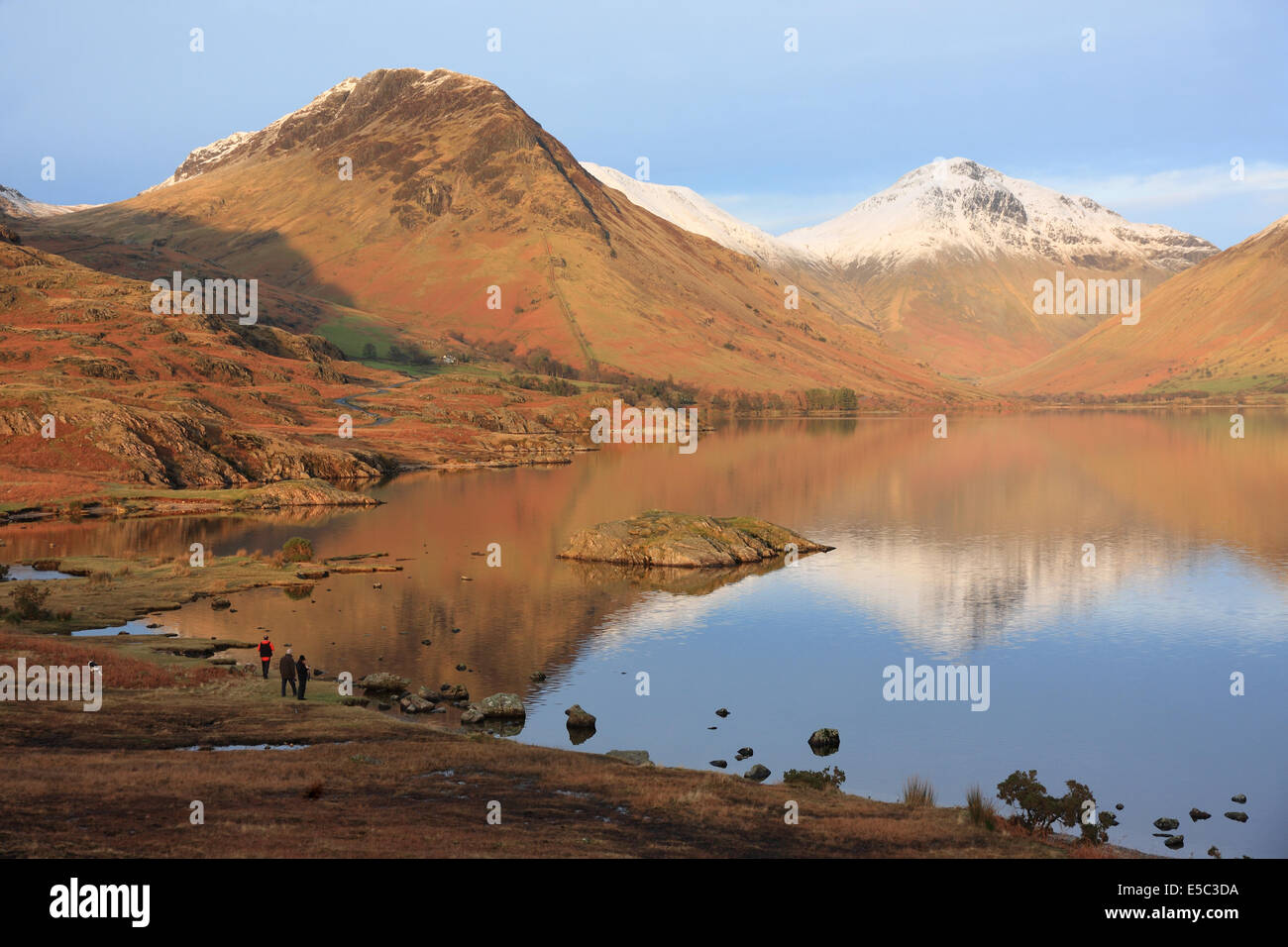 Blick über Wastwater oder Wast Wasser, Yewbarrow und großen Giebel im Lake District im winter Stockfoto