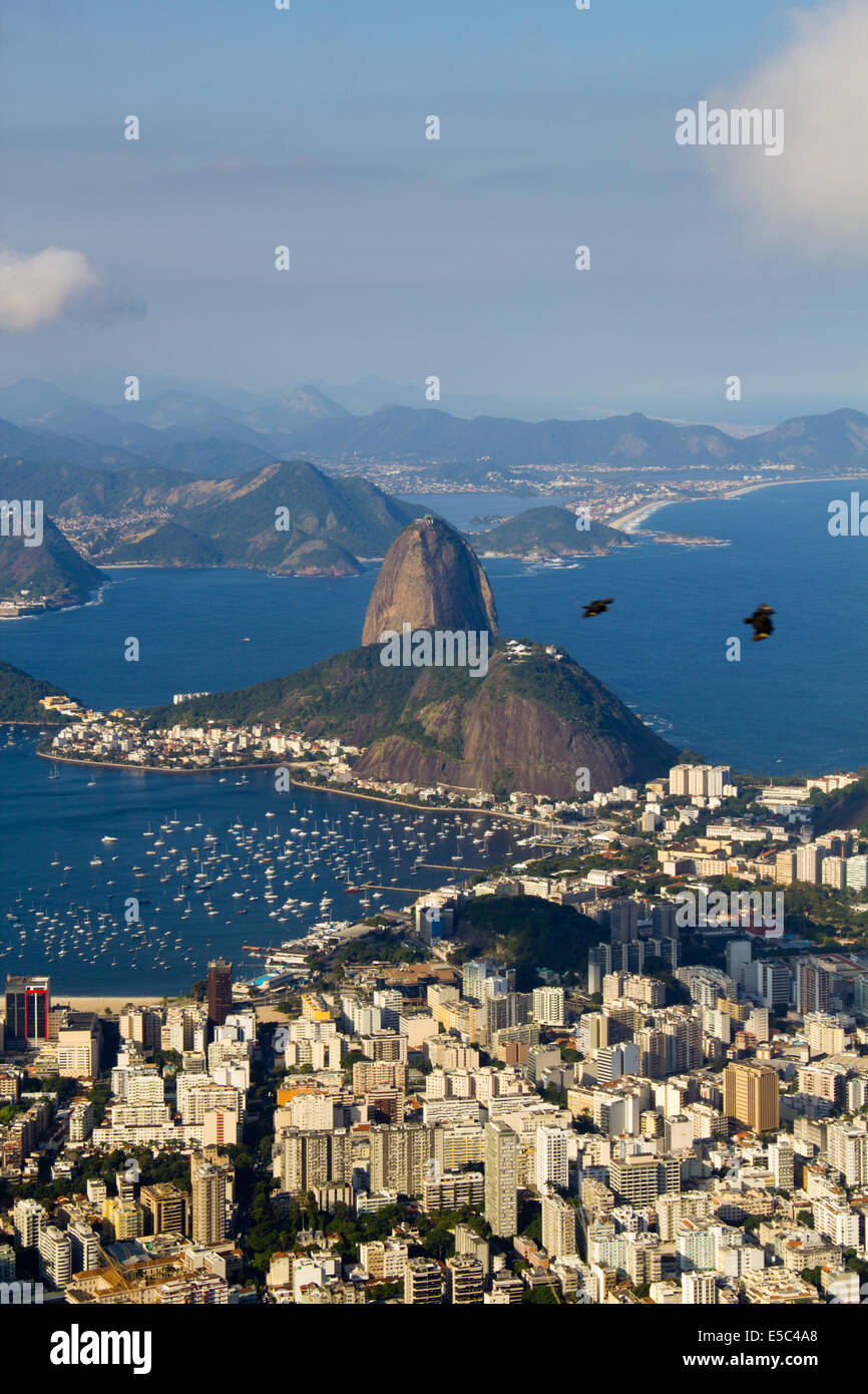 RIO DE JANEIRO, Brasilien - 21. Juli 2014: Blick vom Berg Corcovado, Zuckerhut und Botafogo Nachbarschaft. Stockfoto