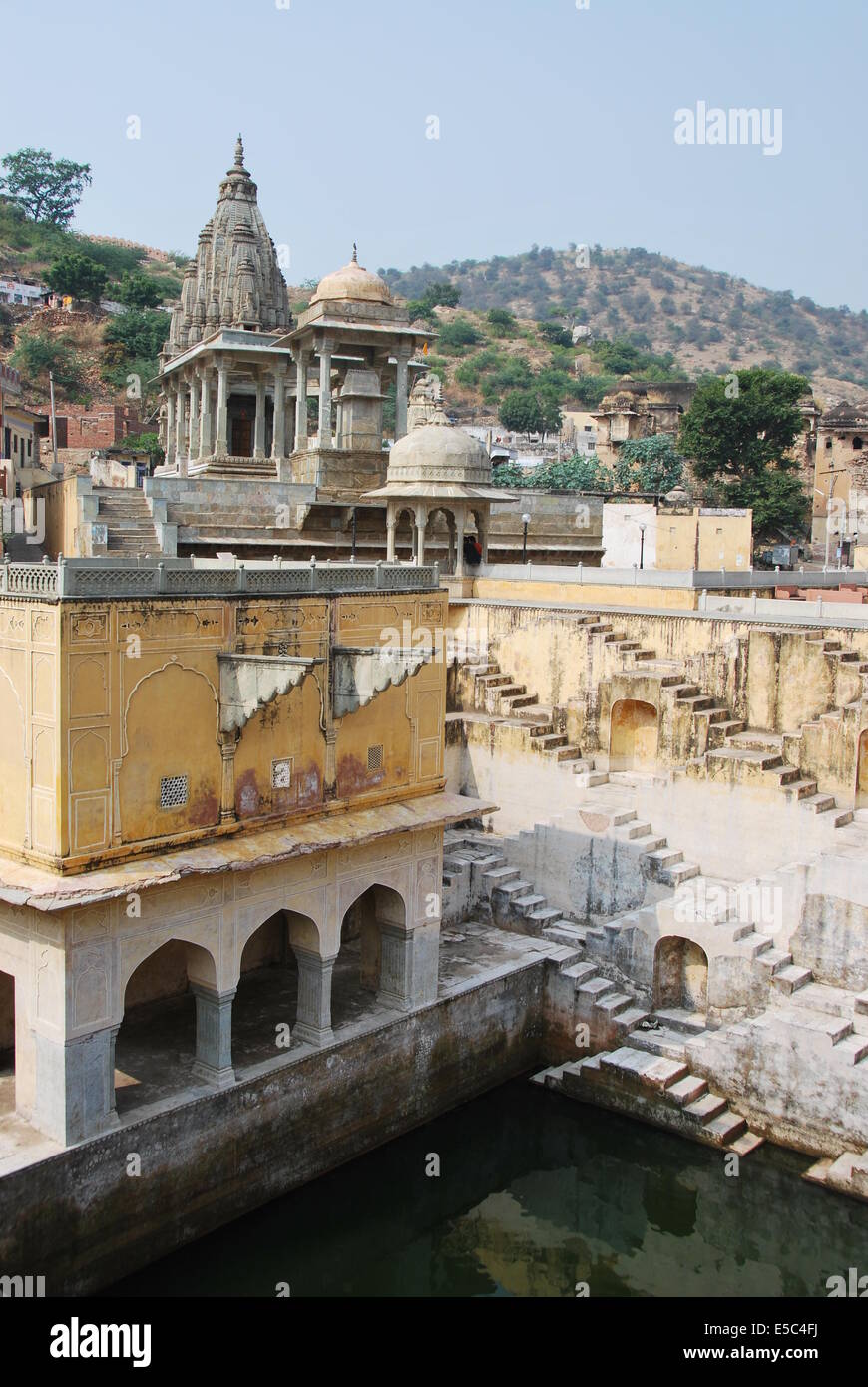 Indien. Rajasthan. Amber Fort, allgemein bekannt als Amer Fort, ist eine wichtige touristische Attraktion in Jaipur. Alter Brunnen. Stockfoto