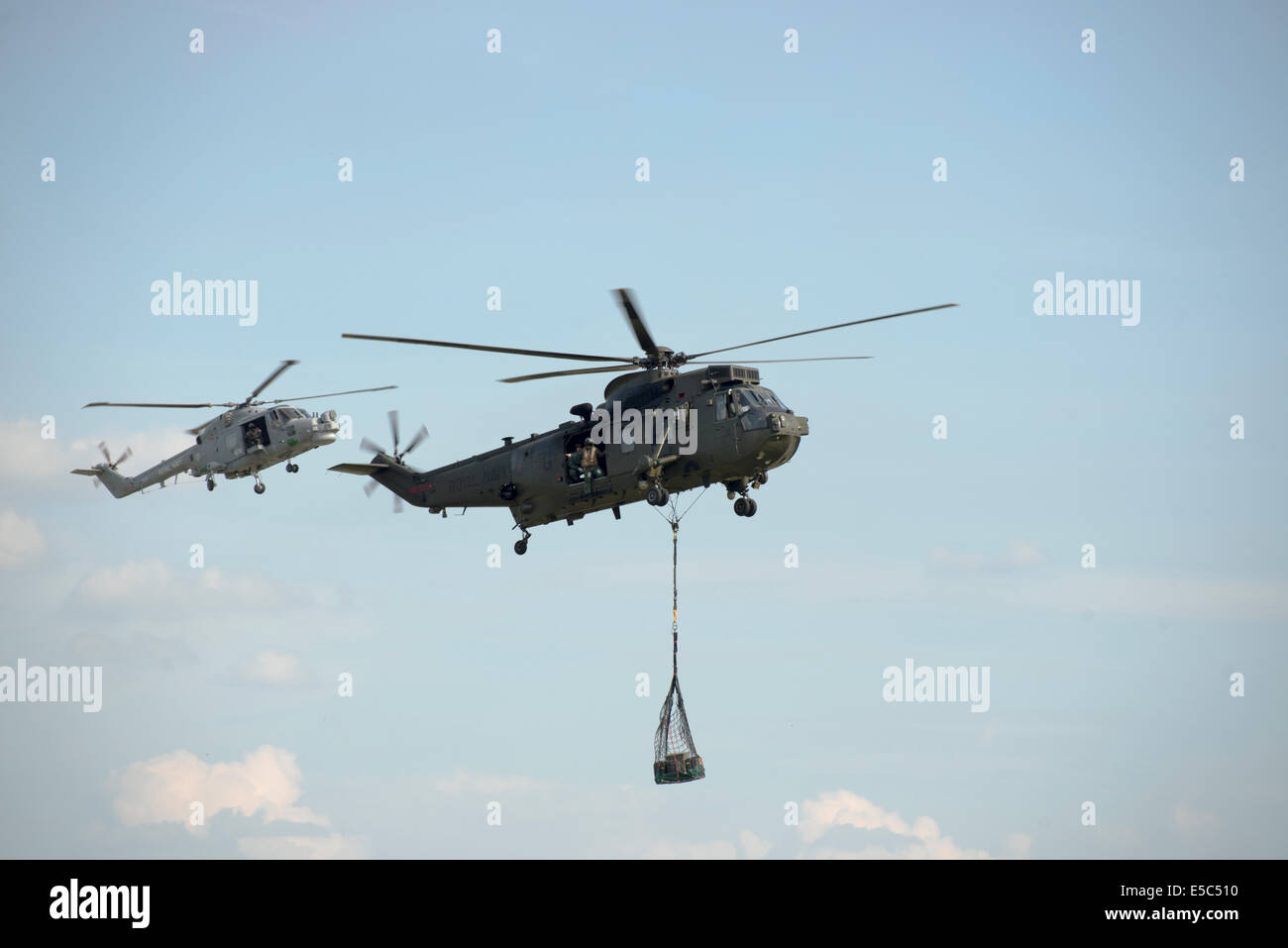 Yeovilton, UK. 26. Juli 2014. Air Display an RNAS Yeovilton.  Sea King mit Wildcat in Bildung anzeigen Bildnachweis: David Hammant/Alamy Live-Nachrichten Stockfoto