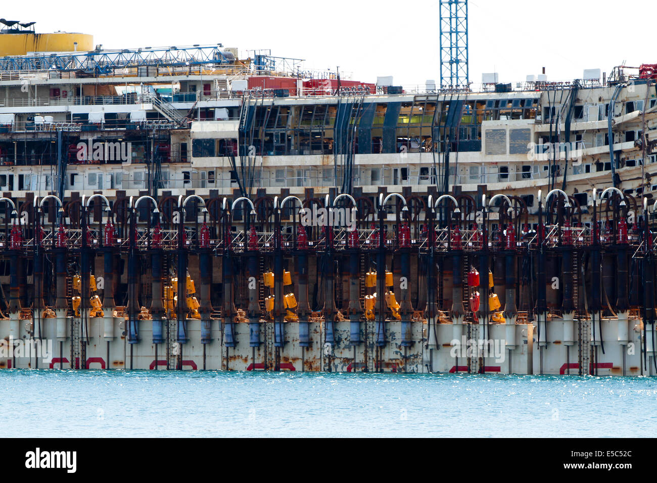 Genua, Italien. 27. Juli 2014. Zusätzliche Elemente verwendet, um wieder flott und bewegen Sie das Wrack können auf Concordia Breitseite gesehen werden, als das Schiff im Hafen von Genua kommt. Concordia sank in Isola del Giglio im Januar 2012. Stockfoto