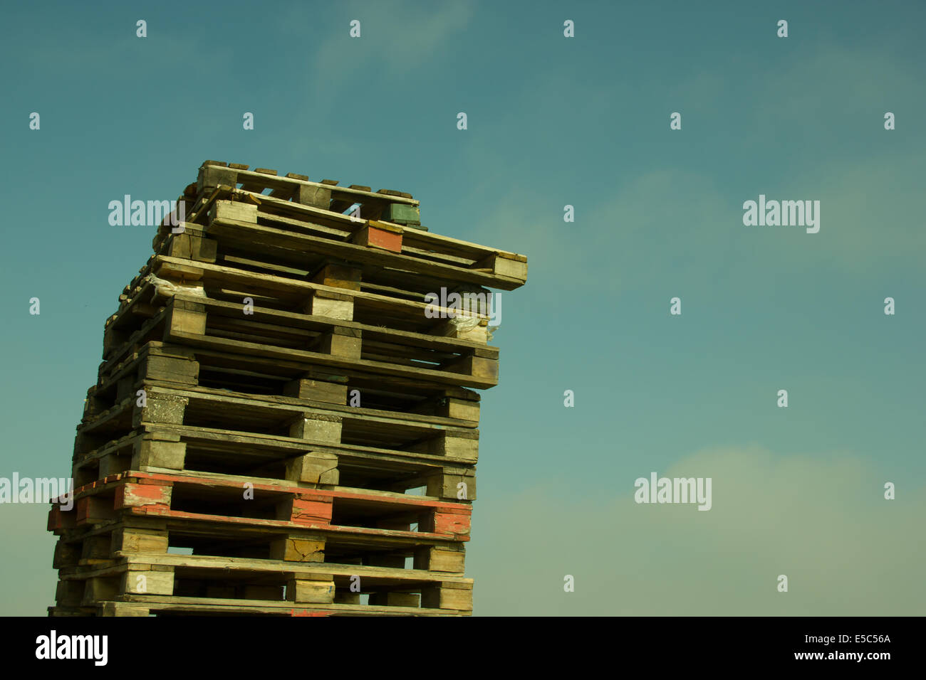 Haufen von Holz-Paletten wie ein Turm Stockfoto