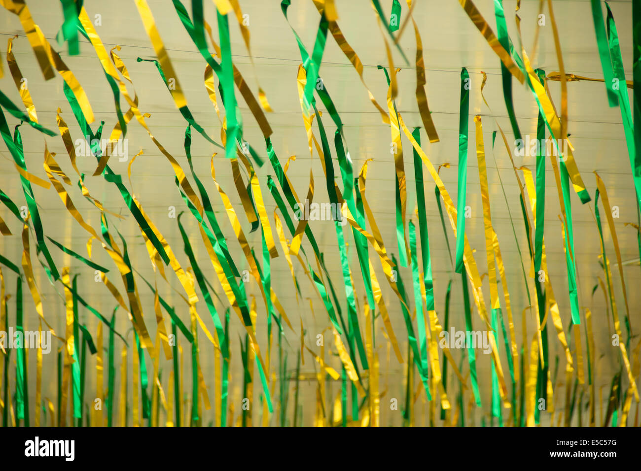 Metallischen Bändern mit den wichtigsten Farben der brasilianischen Flagge. Stockfoto