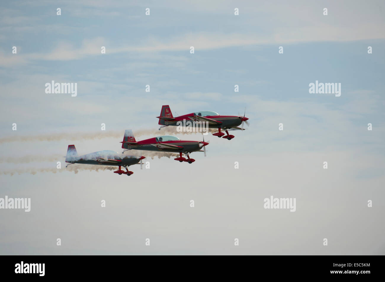 Yeovilton, UK. 26. Juli 2014. Air Display an RNAS Yeovilton. Royal Jordanian fliegt Falken anzeigen Team in ihren Flugzeugen Extra EA - 300L Bildnachweis: David Hammant/Alamy Live-Nachrichten Stockfoto