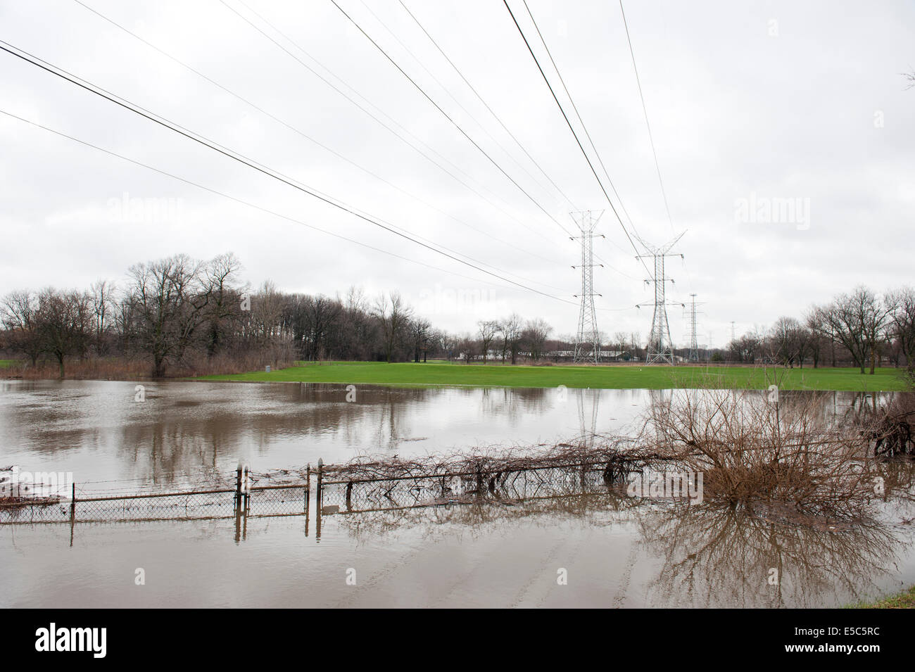 Eine Reihe von Stromleitungen umfassen die Flut, die den Bereich mit Hochwasserschäden verschlungen. Stockfoto