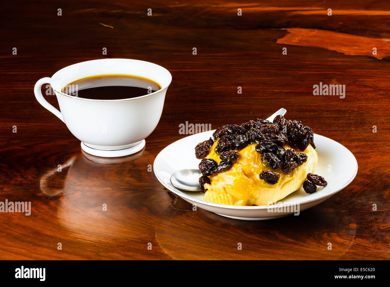 Rosinenbrot und eine Tasse Kaffee Stockfoto