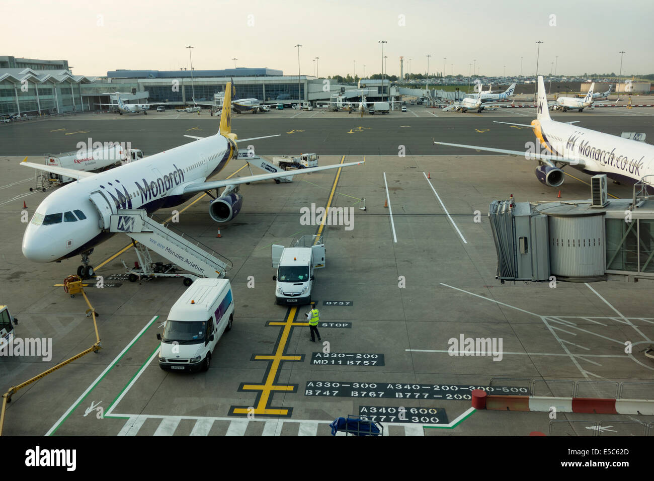 Zwei am frühen Morgen Monarch Fluggesellschaft Flüge vom Flughafen Birmingham entfernt flugbereit gemacht Stockfoto
