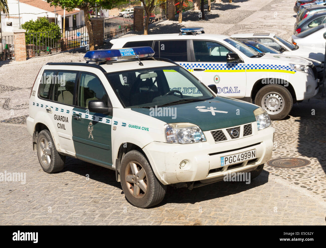 Spanische Guardia Civil und ein Polizei-Fahrzeuge abgestellt in einem kleinen Dorf im Süden von Spanien Stockfoto