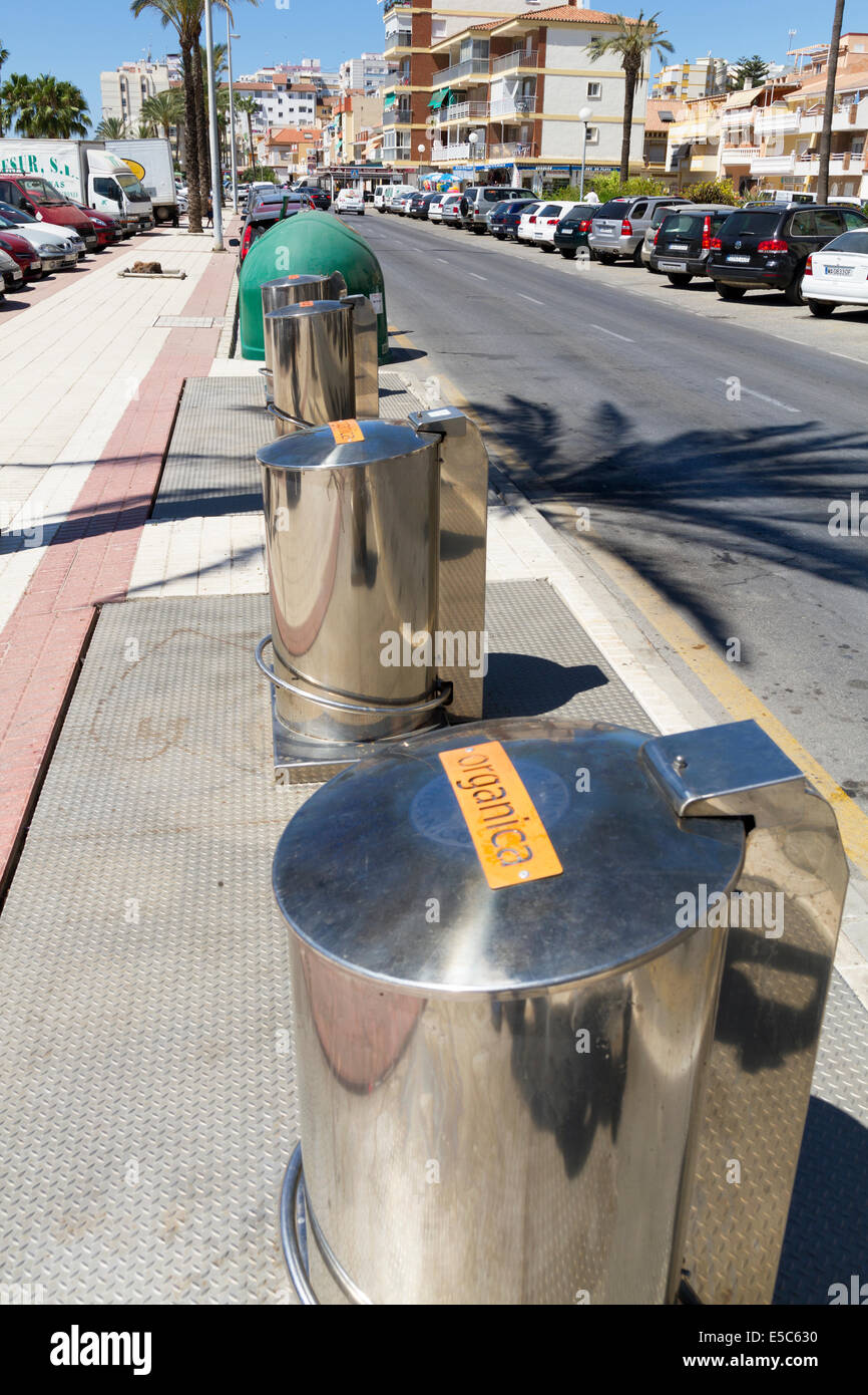 Auf der Straße recycling Bins in einer spanischen Stadt an der Costa del Sol, Spanien Stockfoto