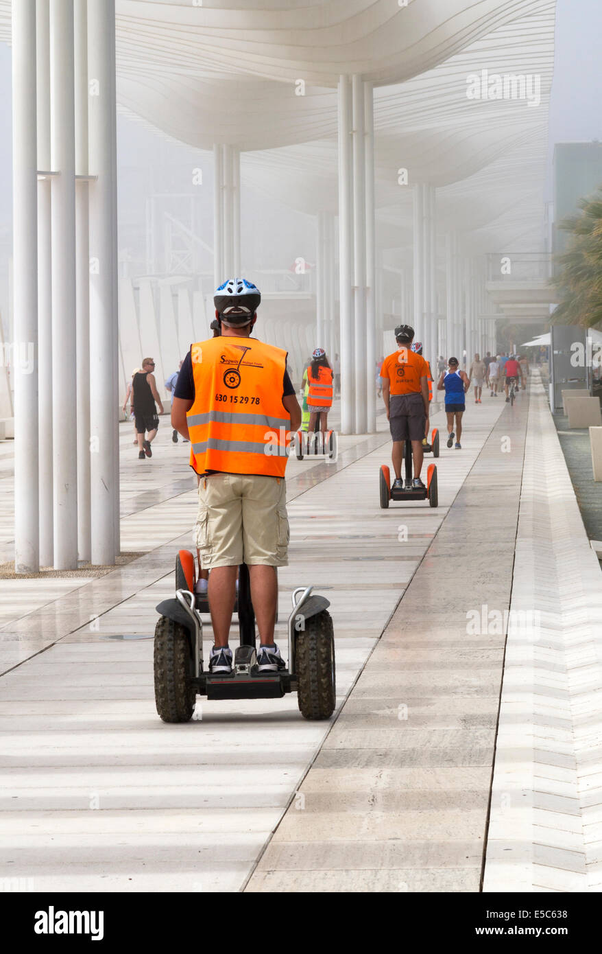 Segway-Fahrer auf einer organisierten Tour in der Stadt Málaga Spanien Stockfoto