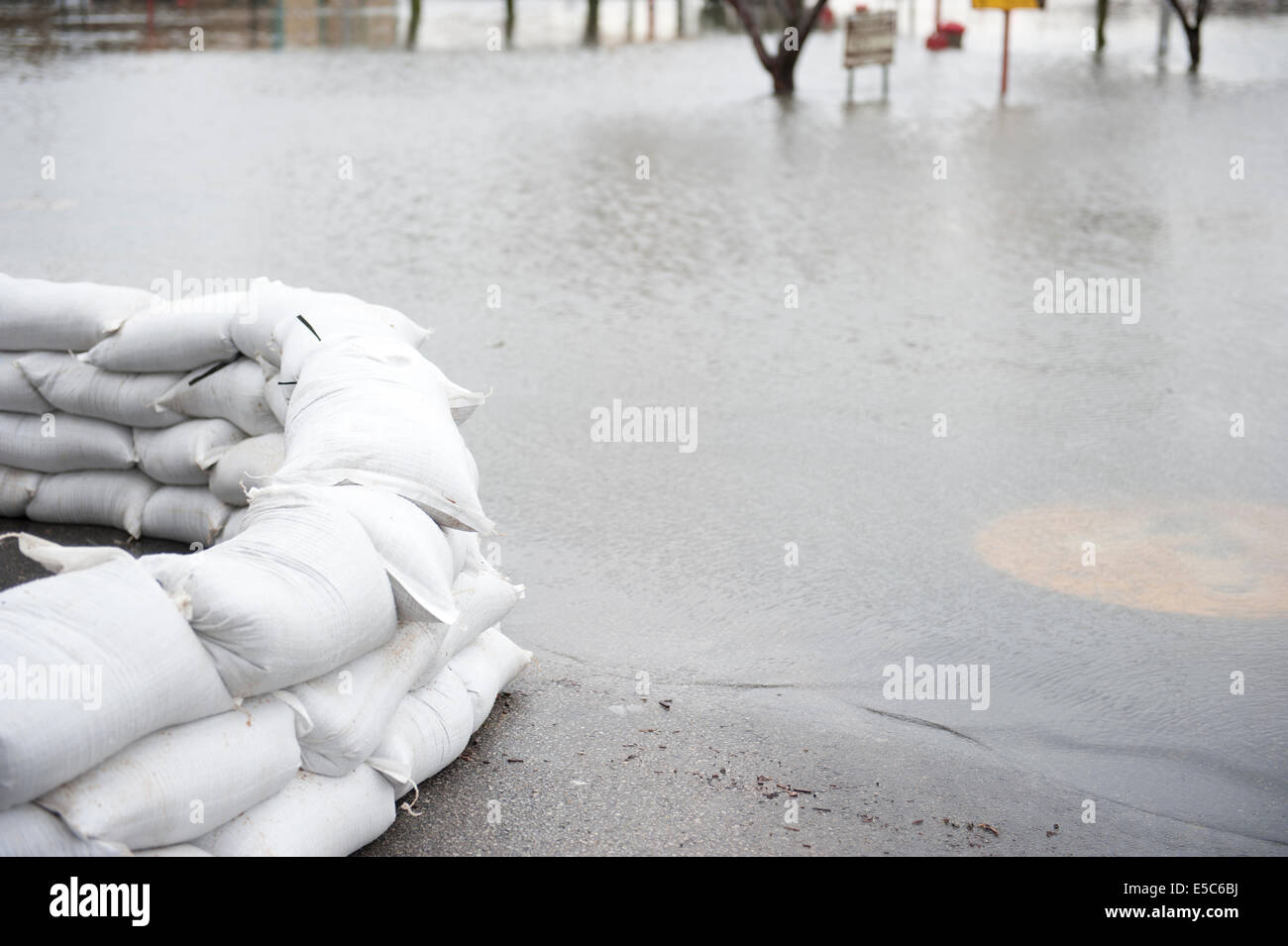 Sandsäcke gestapelt um Hochwasserschäden Restaurant zu verhindern. Stockfoto